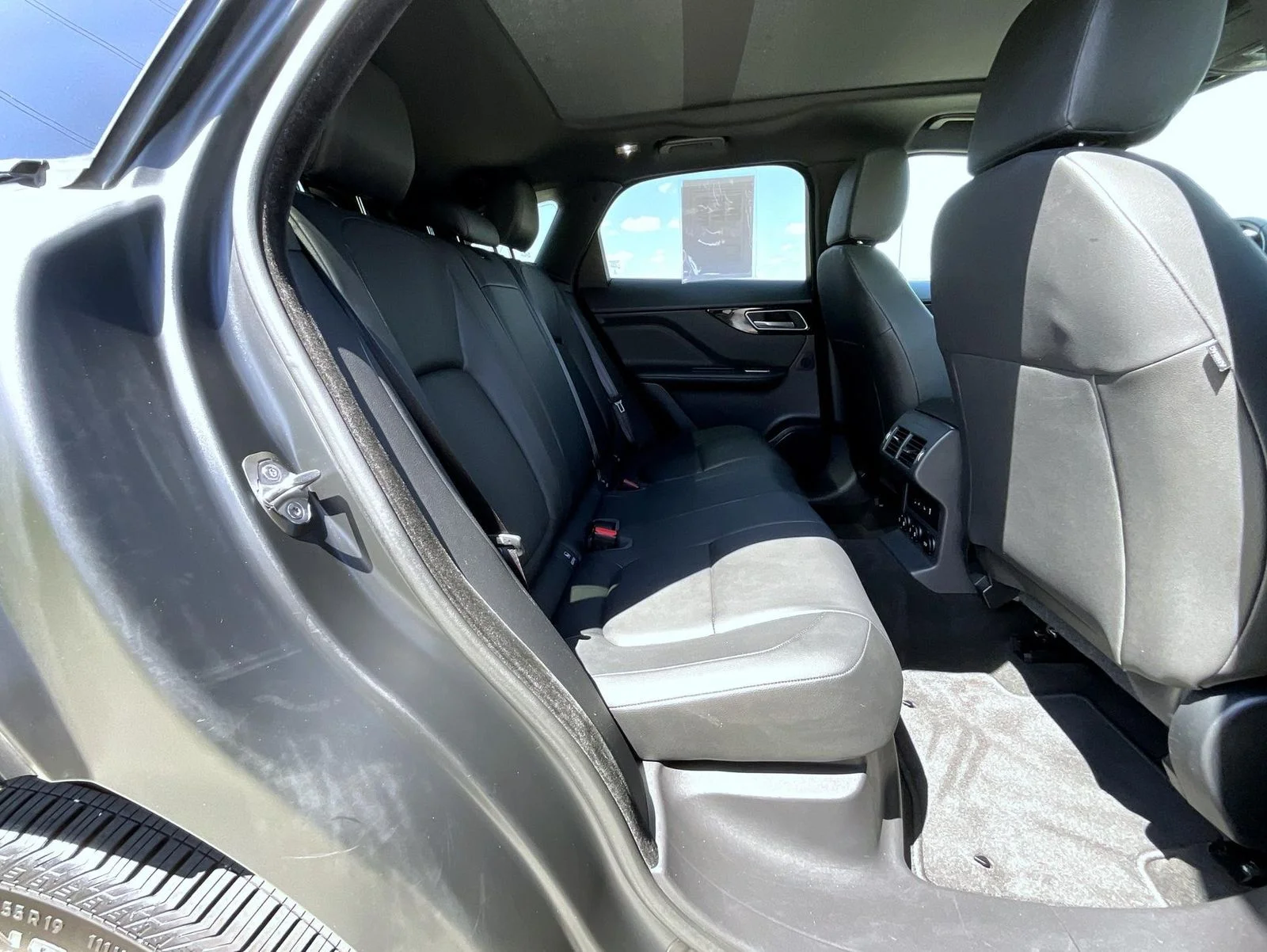 Used 2018 Black Jaguar 20d Premium image 19