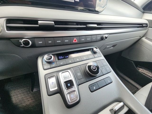 Used 2025 Black Hyundai SEL image 25