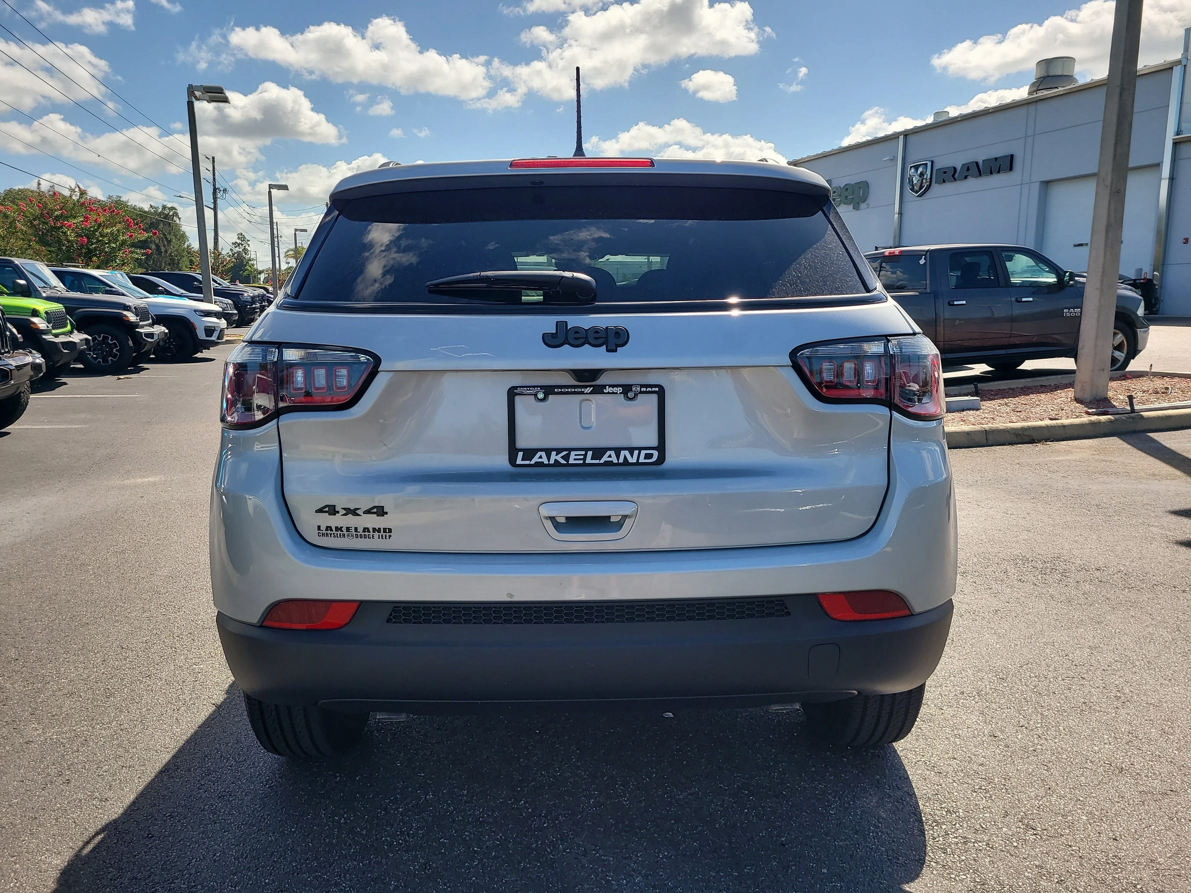 New 2026 Silver Zynith Metallic Clearcoat Jeep Latitude image 7