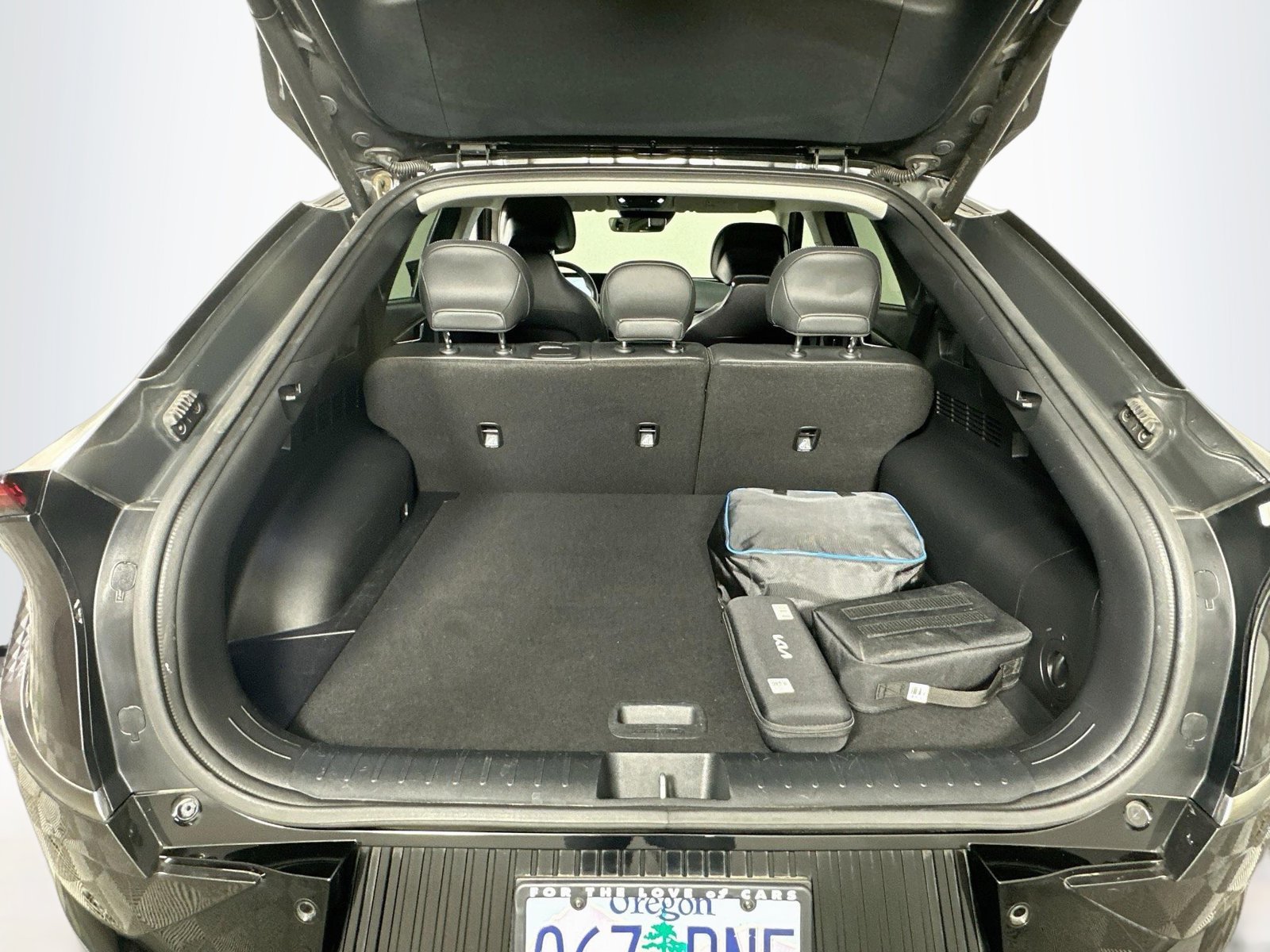 Used 2023 Interstellar Gray Kia Wind image 26