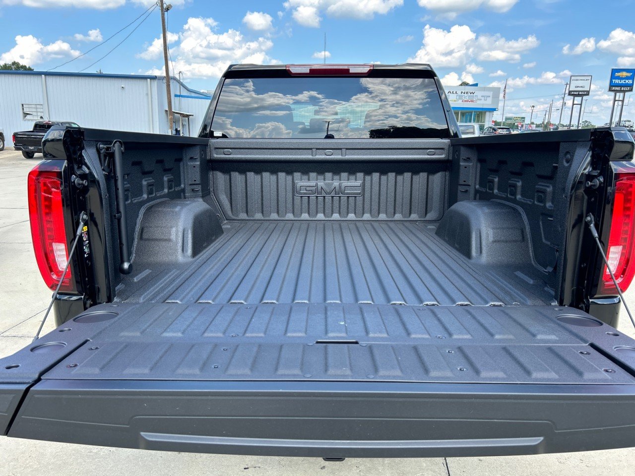 2026 GMC Sierra 1500 SLT - Photo 7