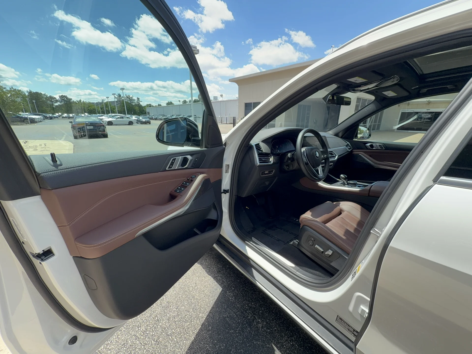 Used 2022 Mineral White Metallic BMW xDrive40i image 7