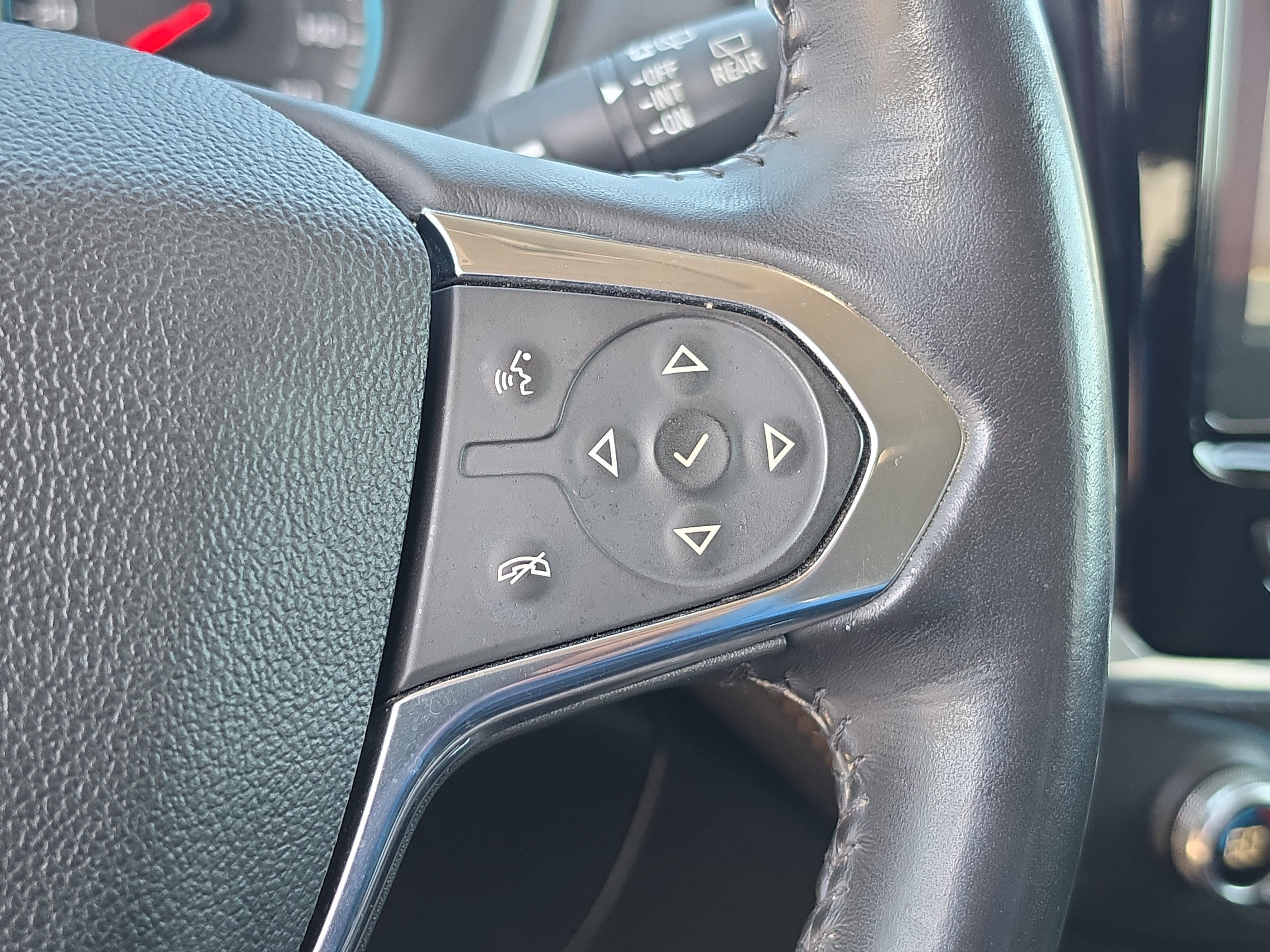 Certified Used 2018 IRIDESCENT PEARL TRICOAT Chevrolet LT Cloth image 25