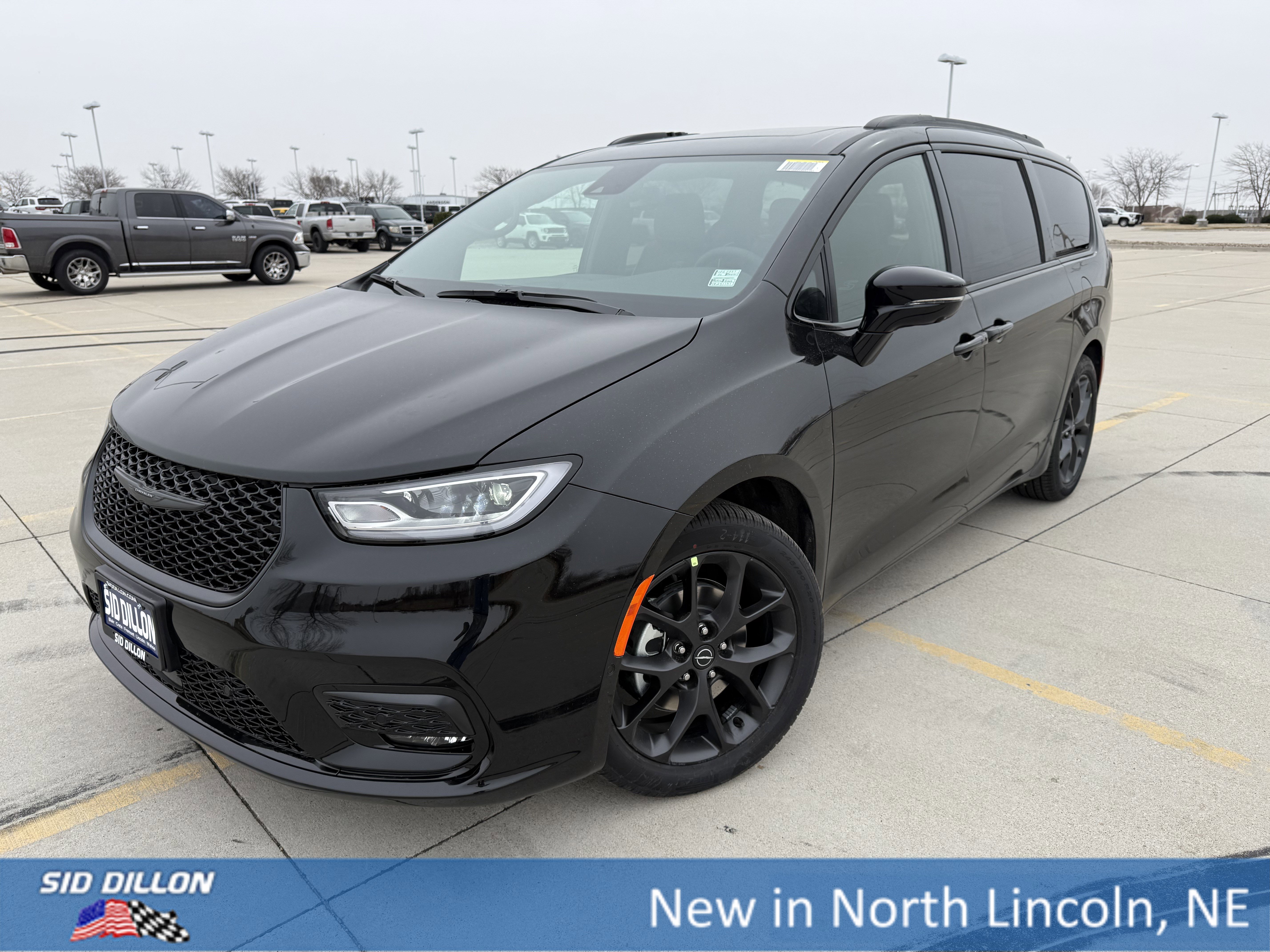 2026 Chrysler Pacifica Limited's photo