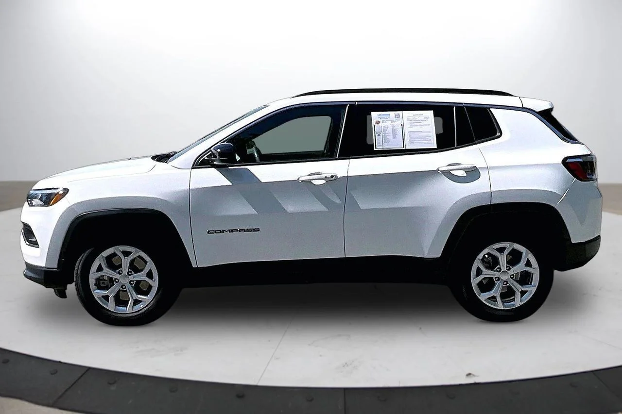 Used 2024 White/off-white Jeep Latitude image 5