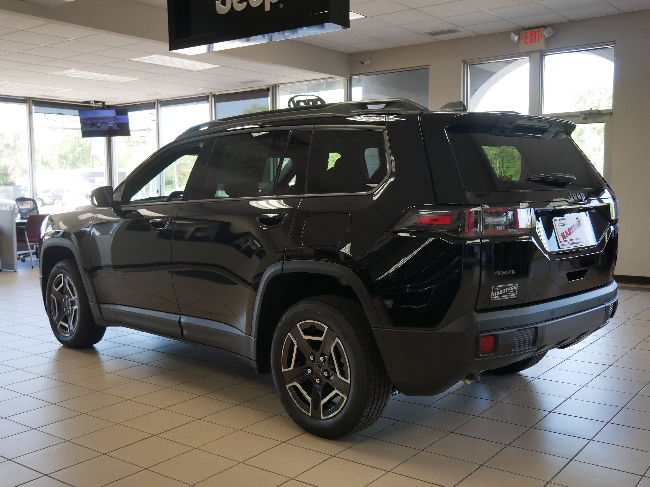 New 2026 Diamond Black Crystal Pearl-Coat Exterior Paint Jeep Limited image 3