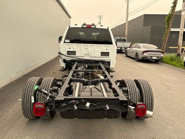 New 2026 Oxford White Ford F-450® XLT image 33