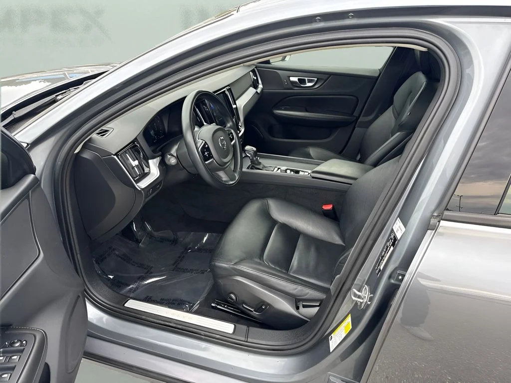 Used 2020 Gray Volvo T5 Momentum image 9