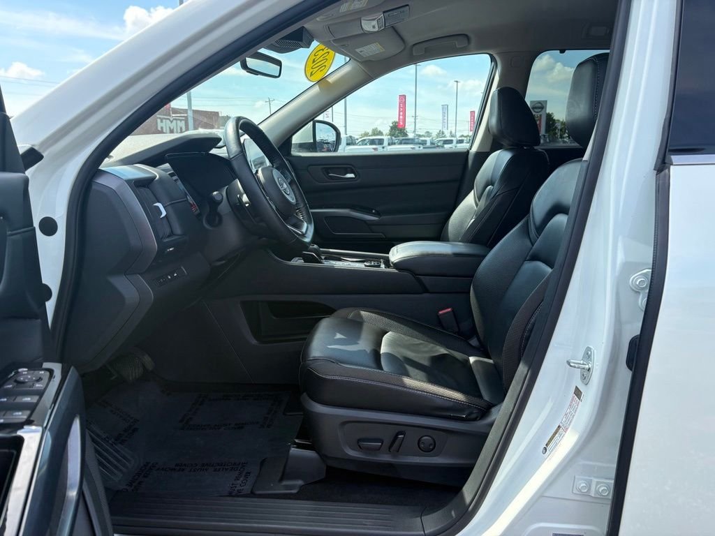 Used 2023 White Nissan SL image 15