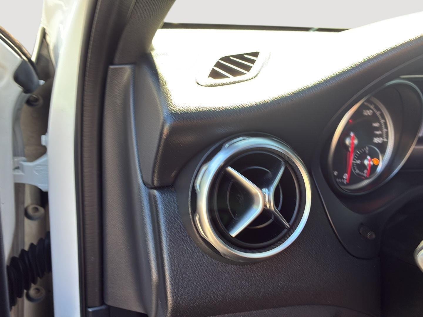 Used 2019 Polar White Mercedes-Benz GLA 250 image 31