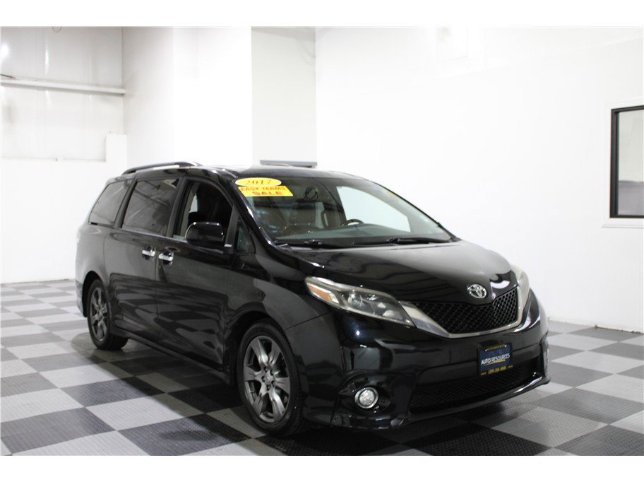 2017 Toyota Sienna SE photo 2