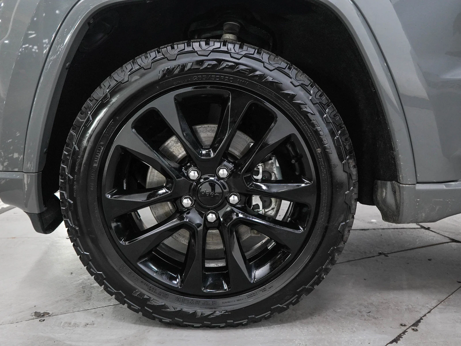 Used 2022 Sting-Gray Clearcoat Jeep Laredo X image 29