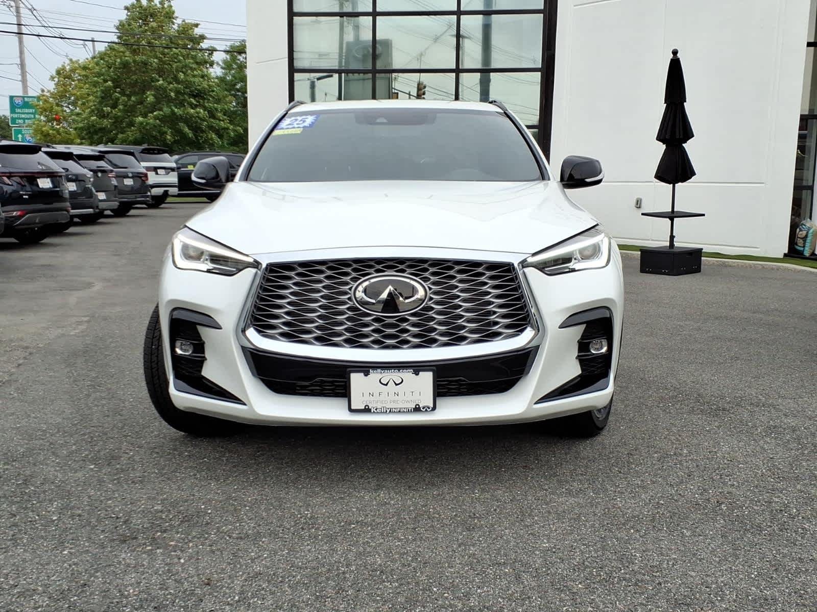 Certified Used 2025 Radiant White INFINITI LUXE image 2