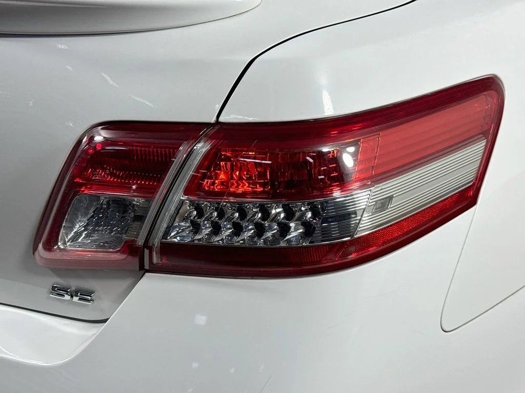 Used 2010 White Toyota LE image 29