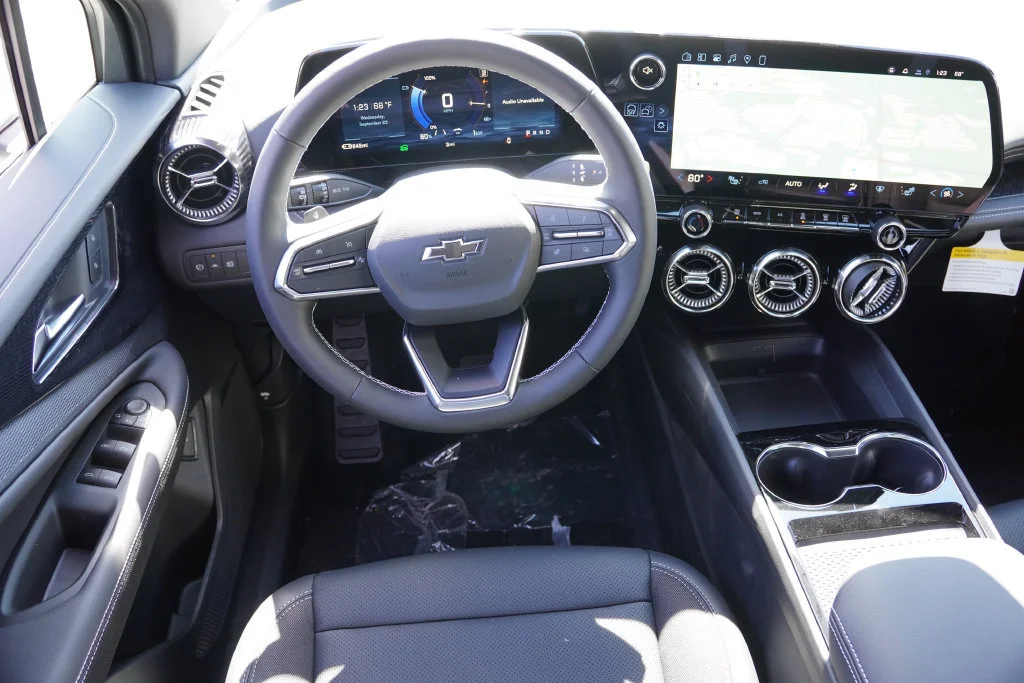 New 2027 Summit White Chevrolet LT image 13