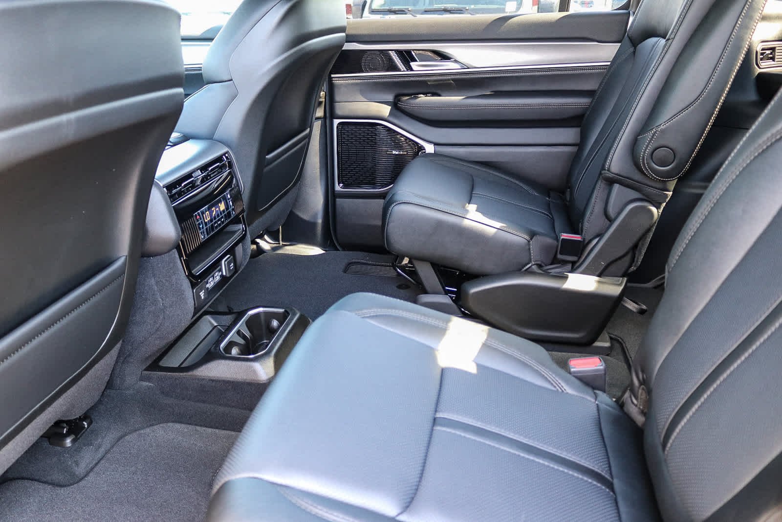 New 2026 Baltic-Gray Metallic Clear-Coat Exterior Paint Jeep Limited Altitude image 20