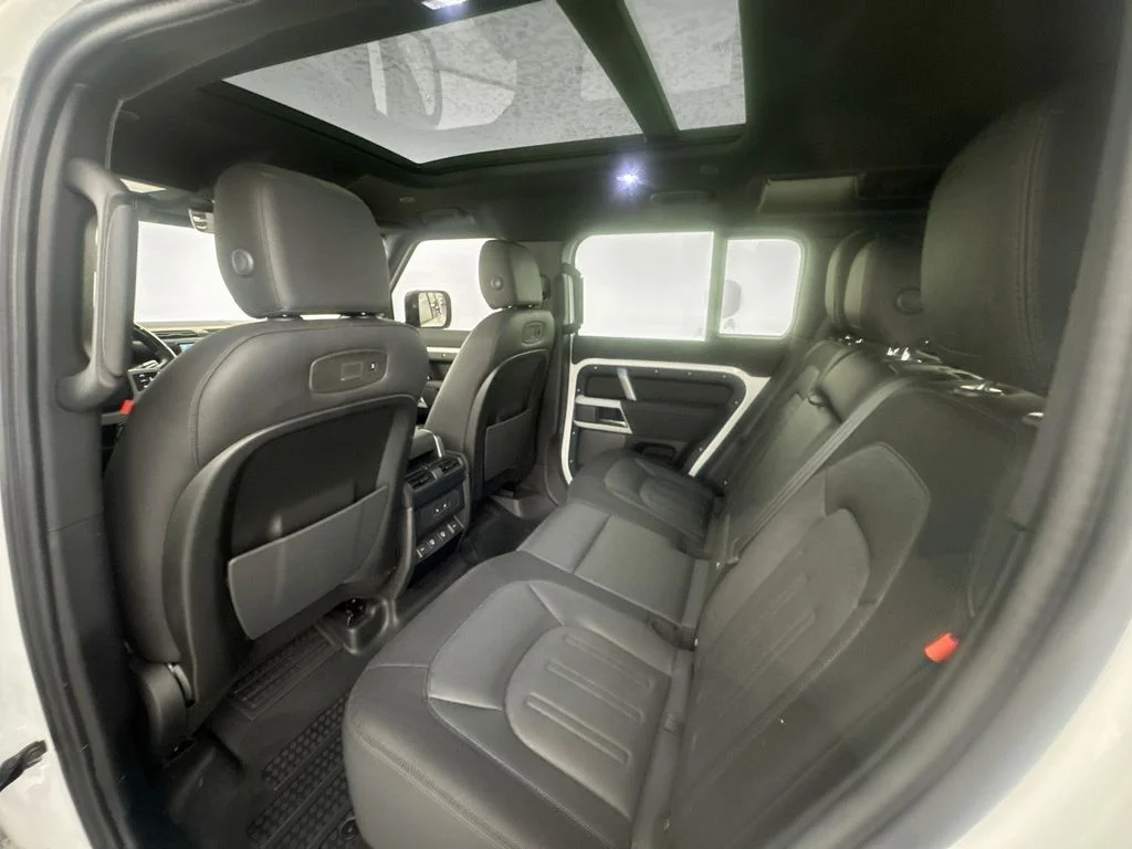 Certified Used 2022 White Land Rover X-Dynamic SE image 24