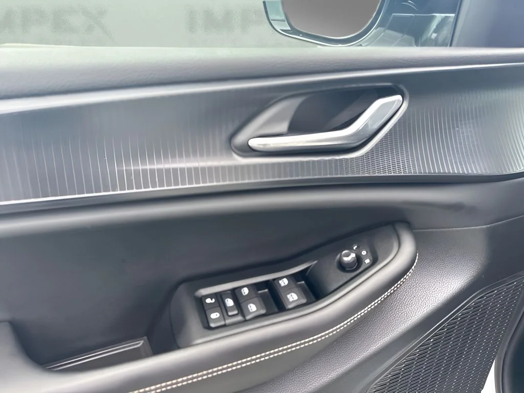 Used 2025 White Jeep Altitude image 16