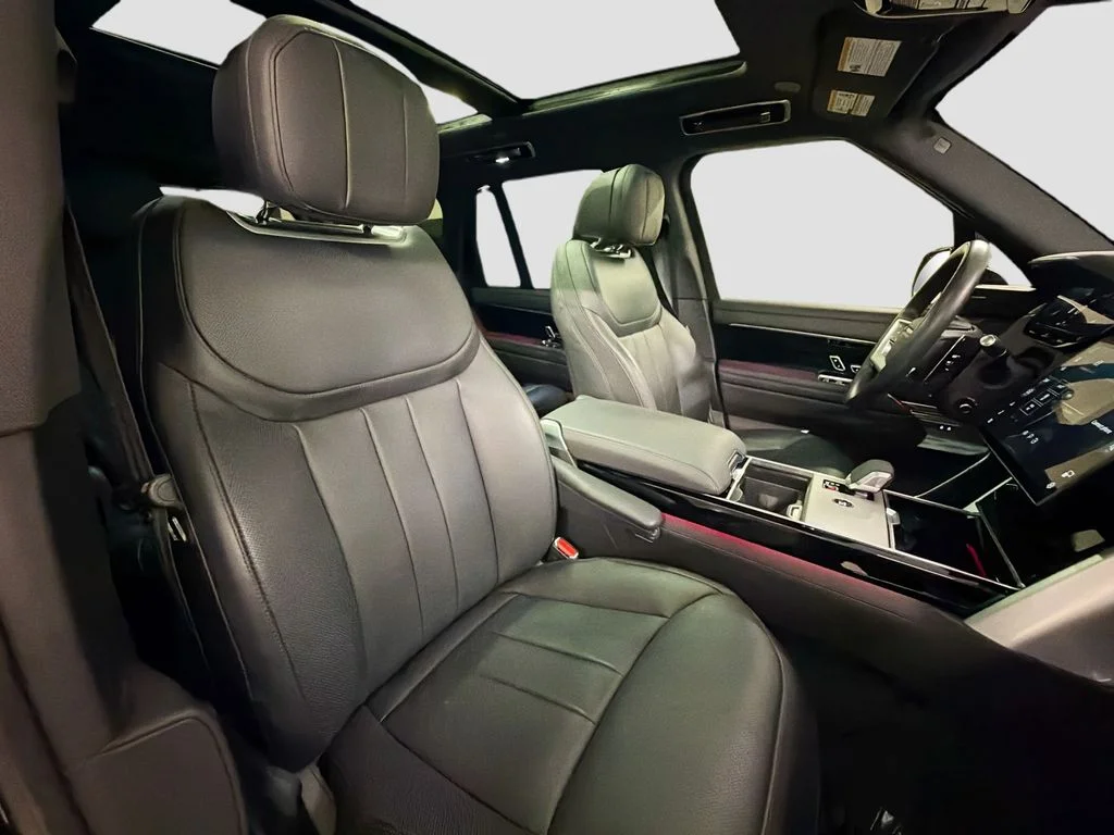 Used 2025  Land Rover SE image 29
