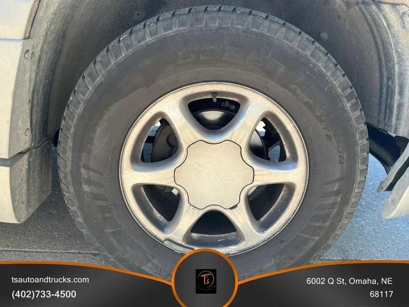 Used 2001 Silver GMC Denali Sport Utility 4D image 9
