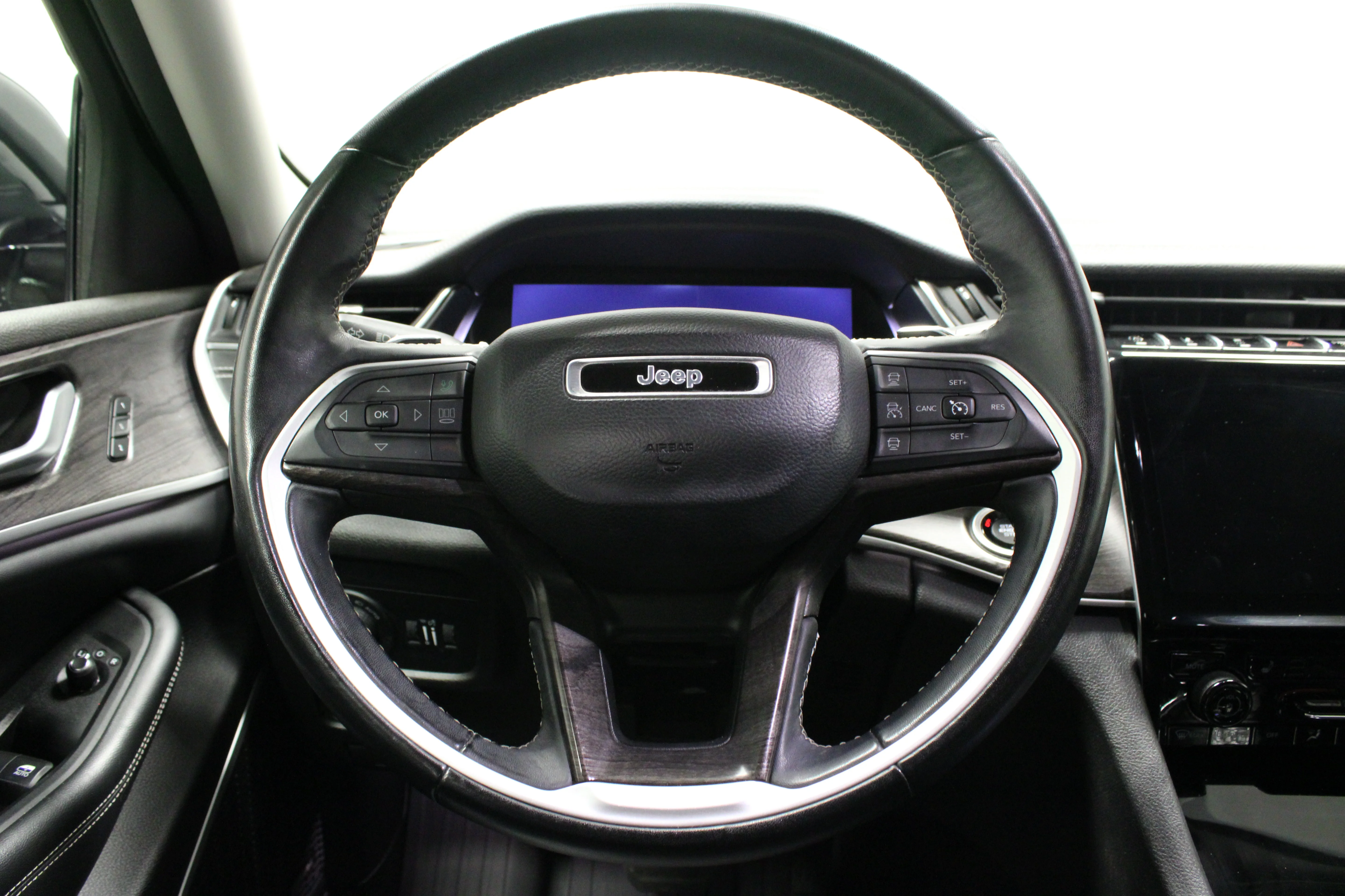 Used 2022 Diamond Black Crystal Pearlcoat Jeep Limited image 21