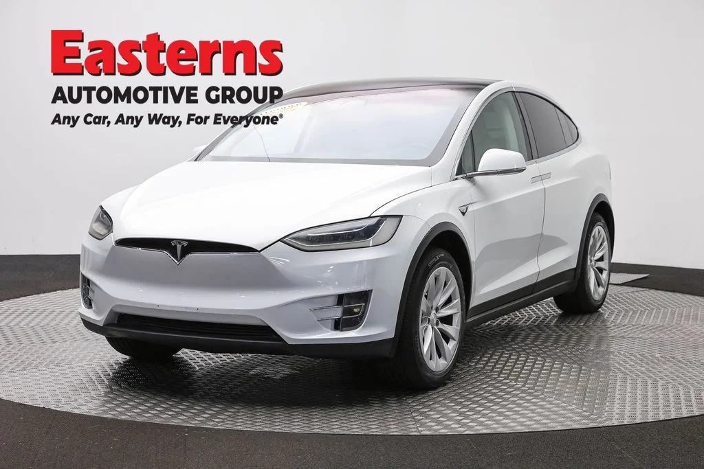 Used 2018 White Tesla 75D image 1
