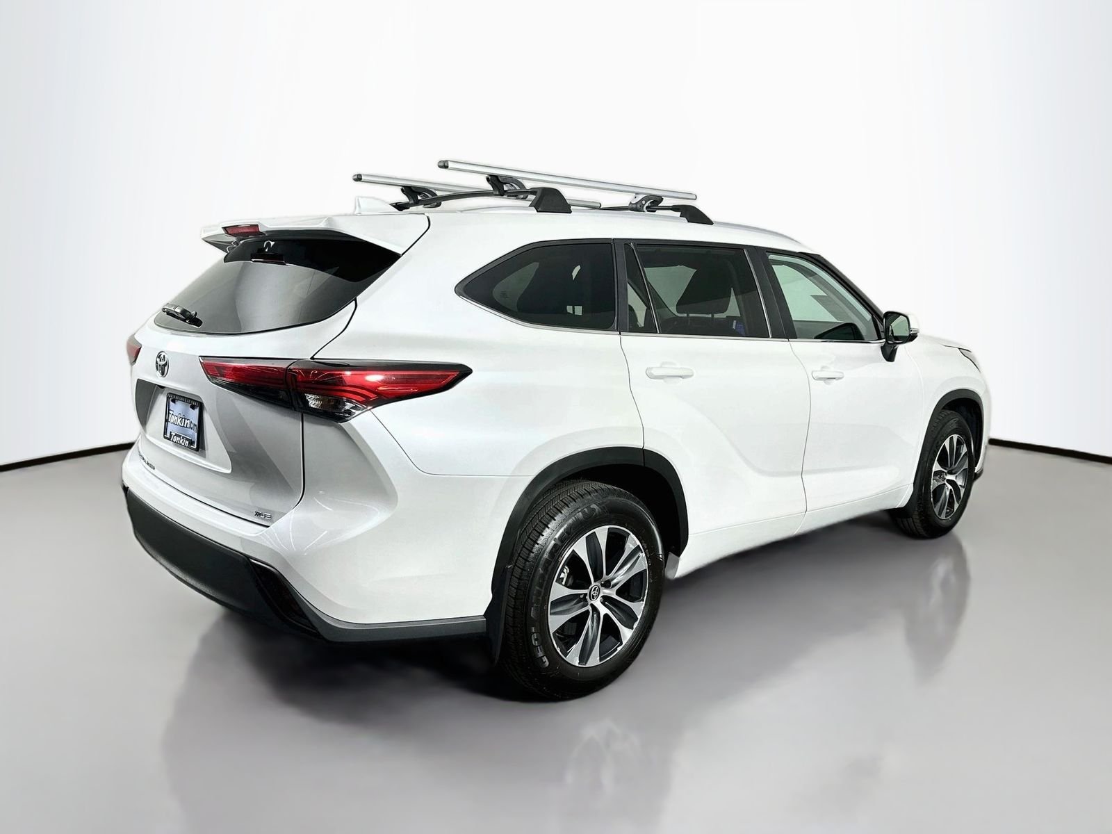 Used 2023 Pearl Toyota XLE image 7