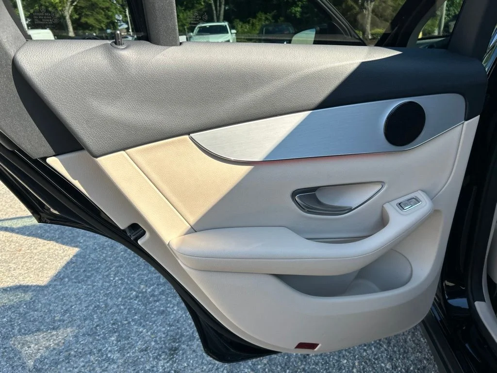 Used 2022  Mercedes-Benz GLC 300 image 20