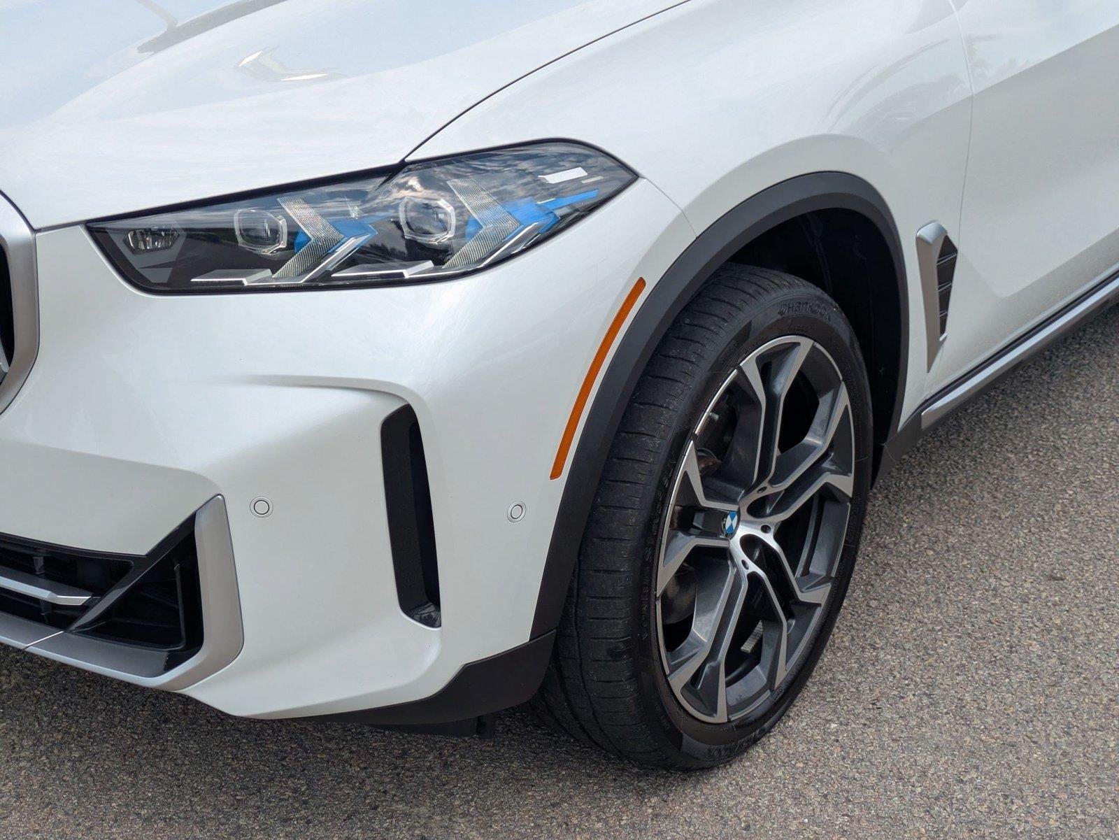 Used 2025 Mineral White Metallic BMW xDrive40i image 9