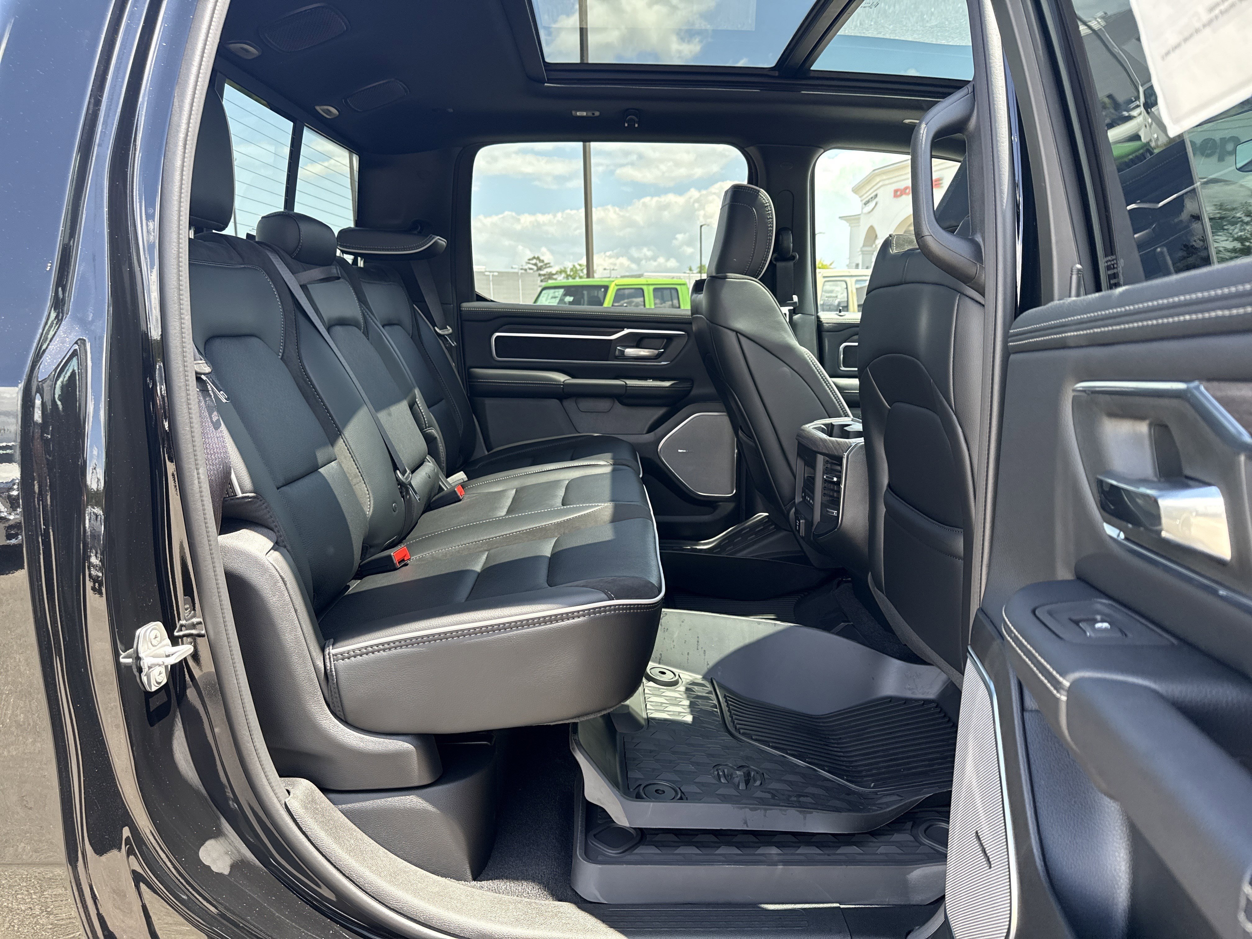 New 2026 Diamond Black Crystal Pearl-Coat Exterior Paint RAM Laramie image 18