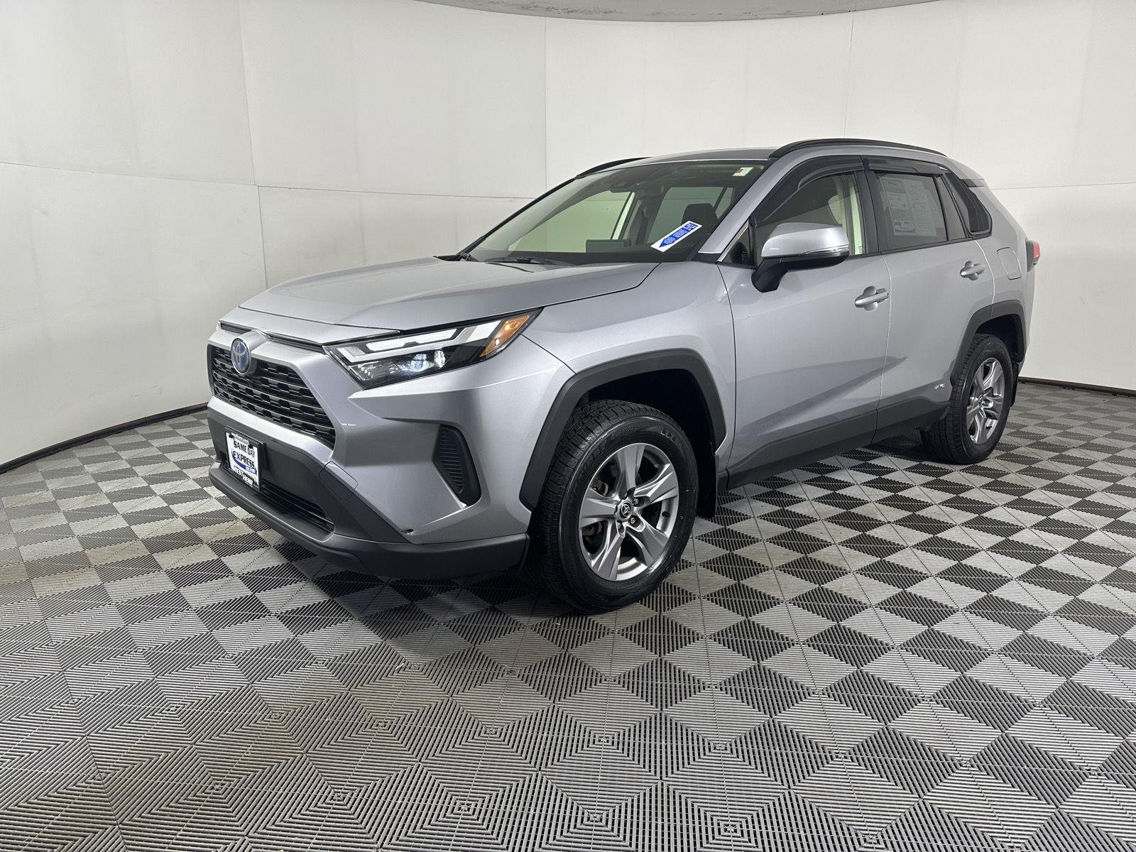Used 2022 Silver Sky Metallic Toyota XLE image 18