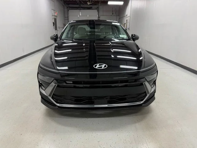 Certified Used 2025 Black Hyundai SEL image 2