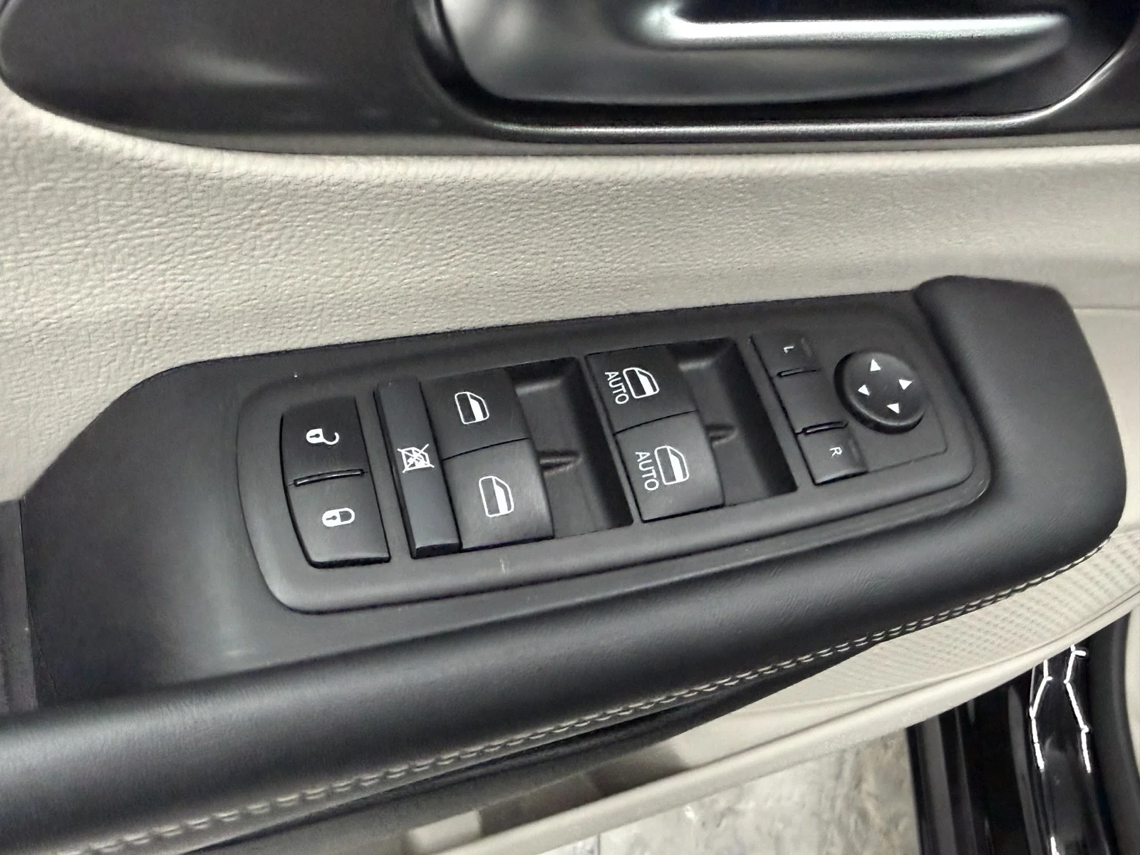 Used 2024 Diamond Black Crystal Pearlcoat Chrysler Touring L image 37