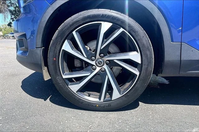 Used 2020 Blue Metallic Volvo R-Design image 9