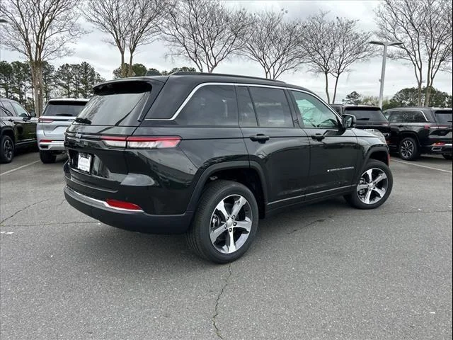 Used 2024 Rocky Mountain Pearlcoat Jeep  image 19