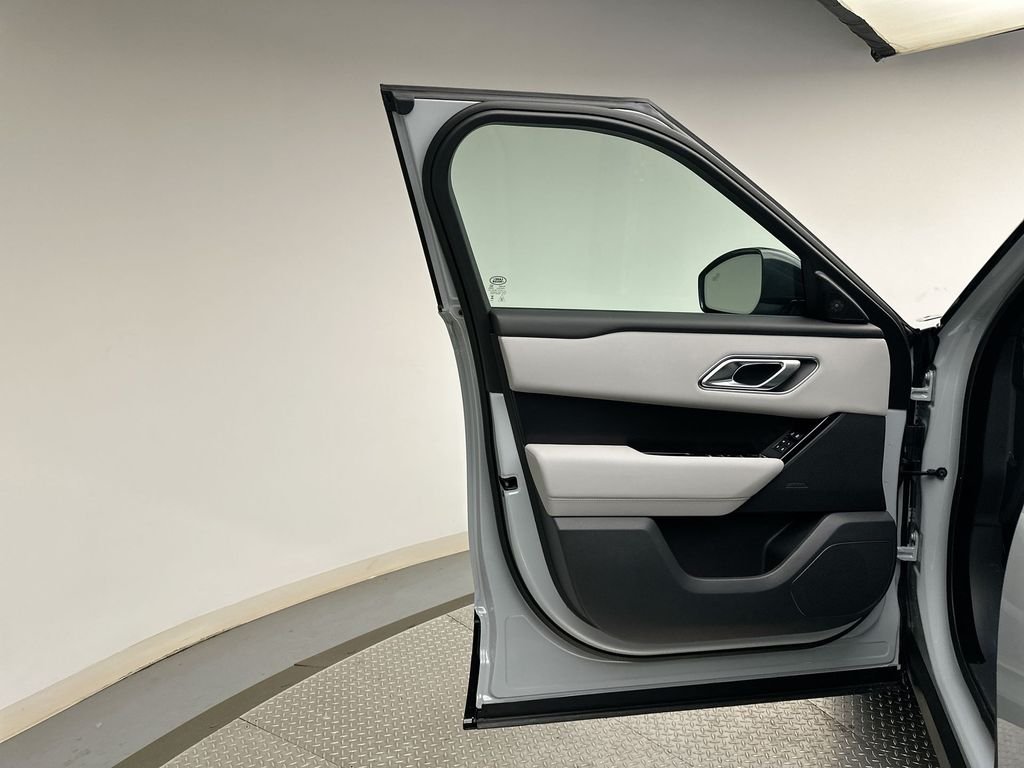New 2026 Arroios Grey Land Rover P250 Base image 9
