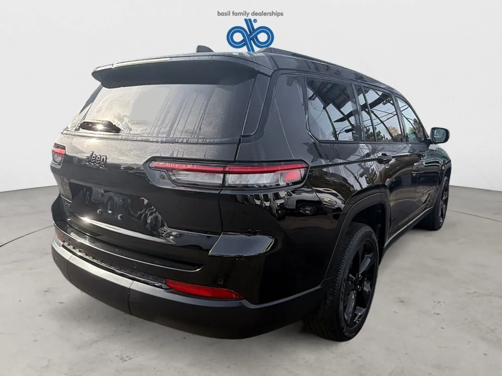 Used 2023 Diamond Black Crystal Pearlcoat Jeep Altitude image 6