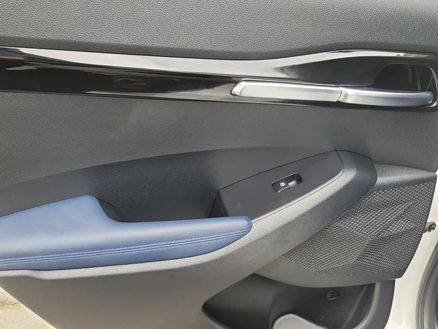 Used 2024 Snow White Pearl Kia S image 10