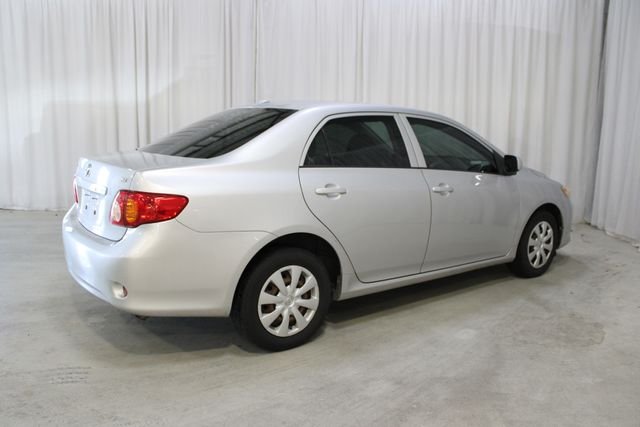 Used 2009 Silver Toyota LE image 26