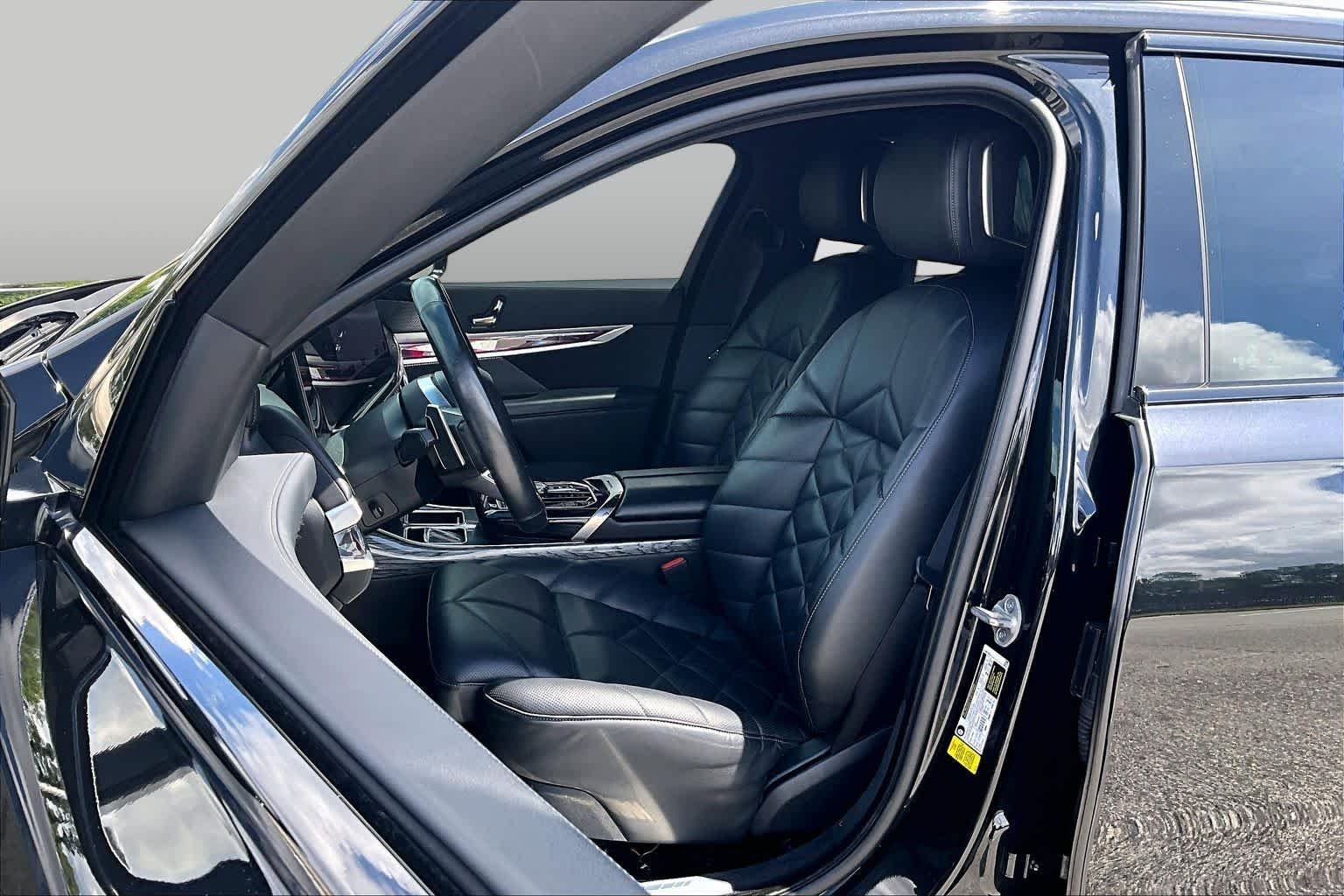 Used 2023 Black Sapphire Metallic BMW 740i image 8