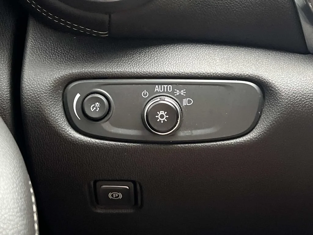 Used 2023 SUMMIT WHITE Chevrolet LT image 22