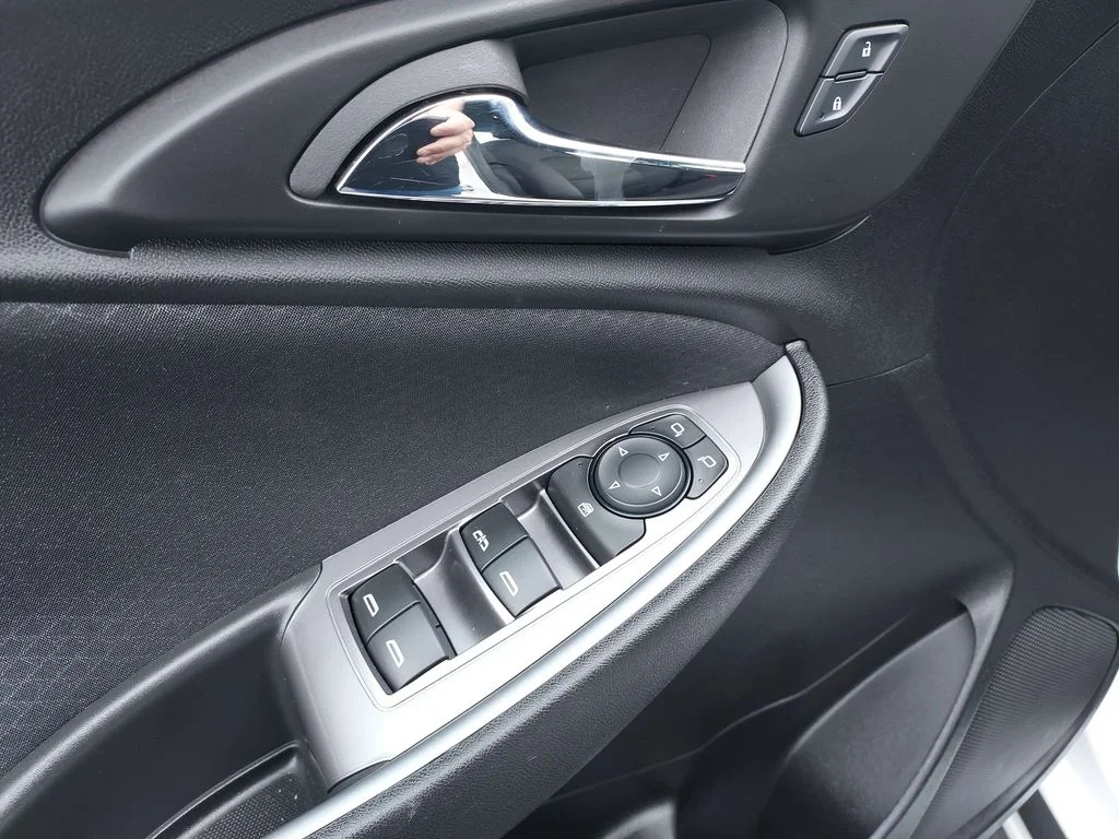 Used 2024 White Chevrolet LT image 19