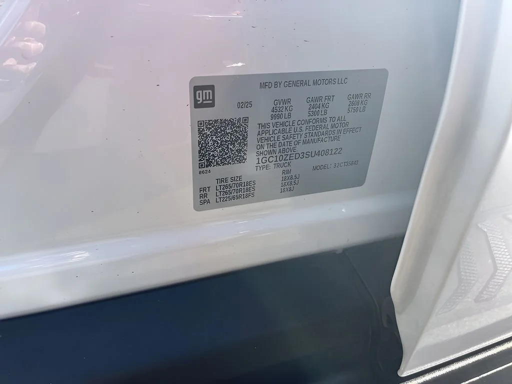 Used 2025 Summit White Chevrolet LT - Extended Range image 33