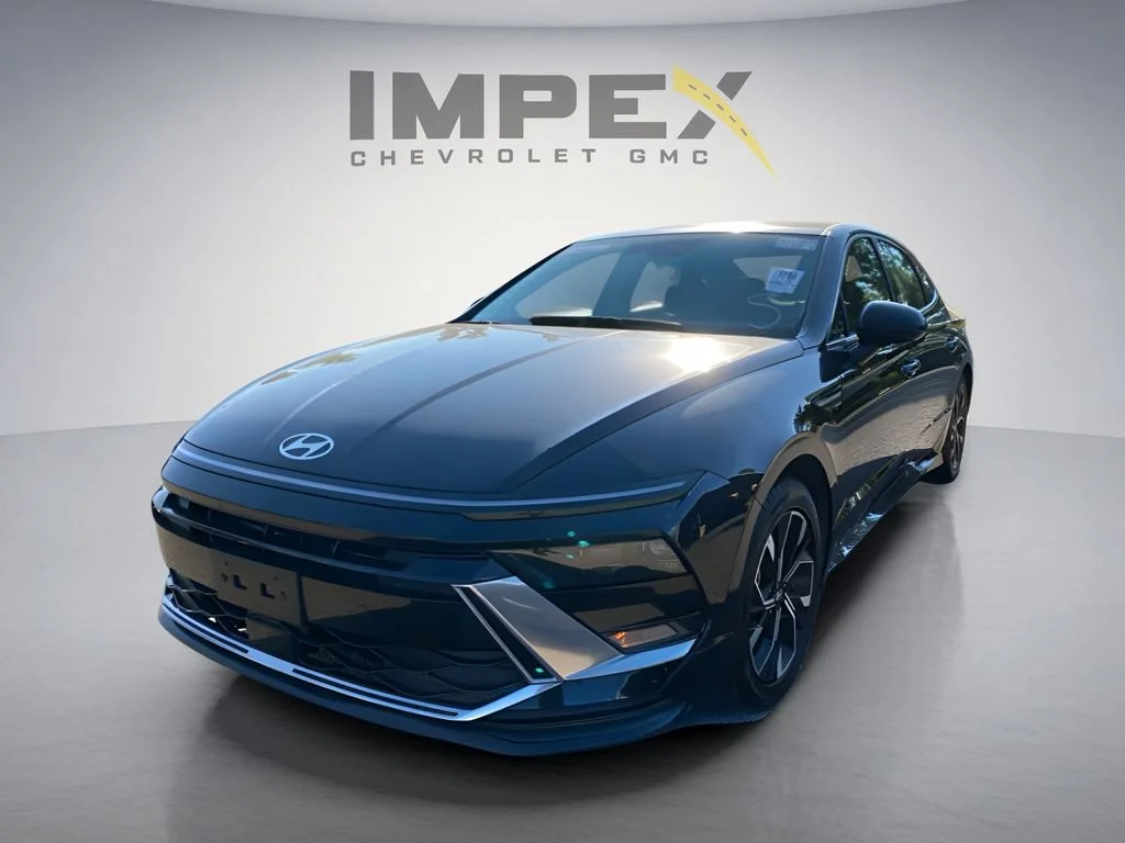 Used 2025 Black Hyundai SEL image 2