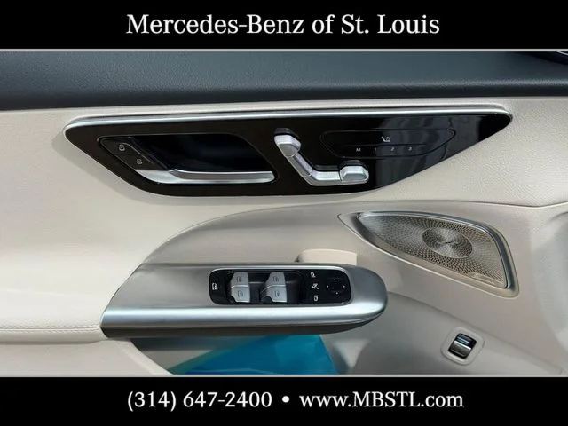 New 2026 MANUFAKTUR Moonlight White Metallic Mercedes-Benz C 300 image 12