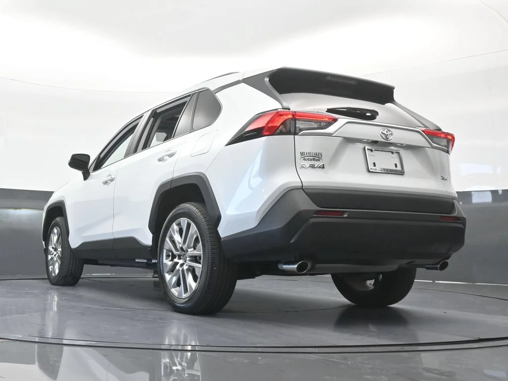Used 2025 White Toyota XLE Premium image 55
