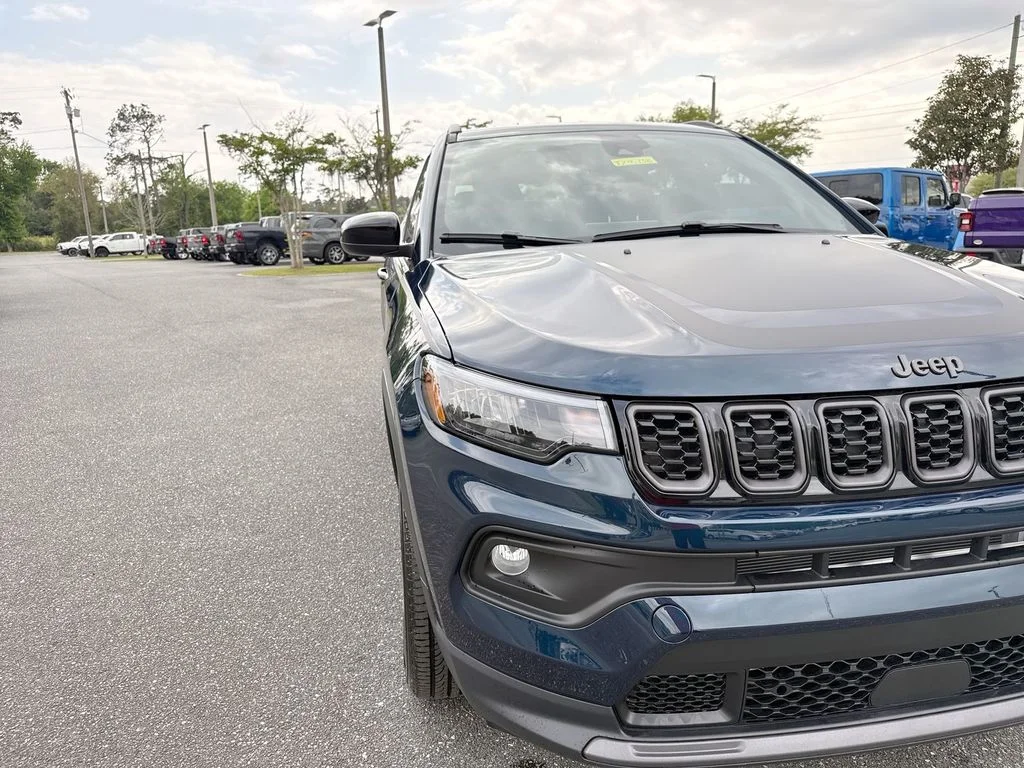 New 2026 Fathom Blue Pearl-Coat Exterior Paint Jeep Latitude image 9