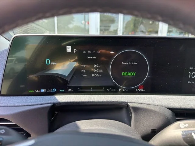 Used 2022 Black Kia Wind image 2