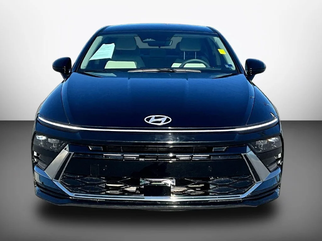 Used 2025 Black Hyundai SEL image 2
