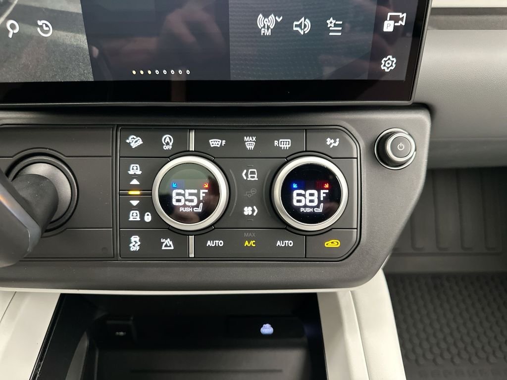 New 2026 Tasman Blue Metallic Land Rover S image 13